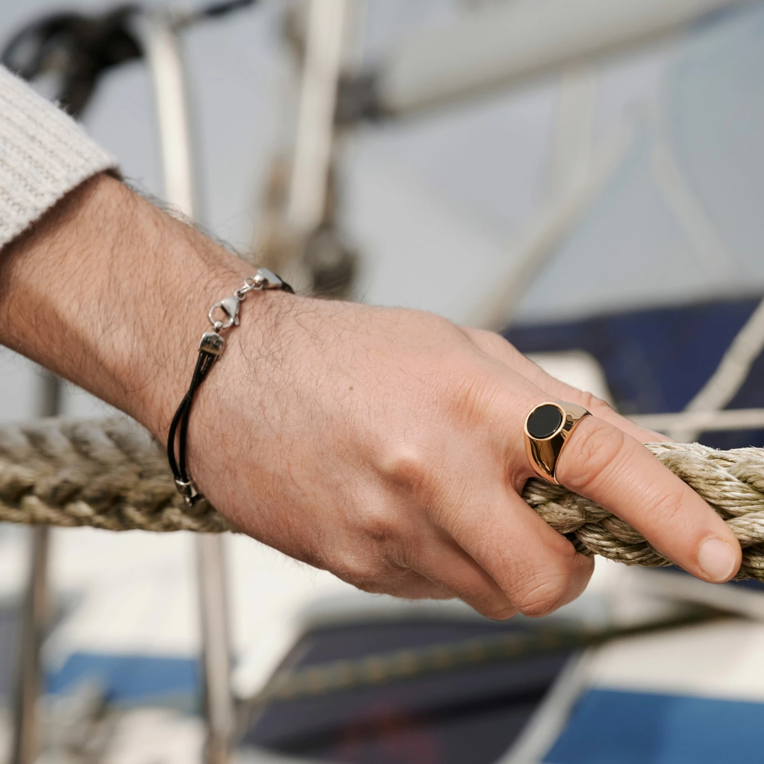 Lucleon Bague dorée avec pierre onyx Law 4 Lucleon Bague dorée avec pierre onyx Law – Image 4