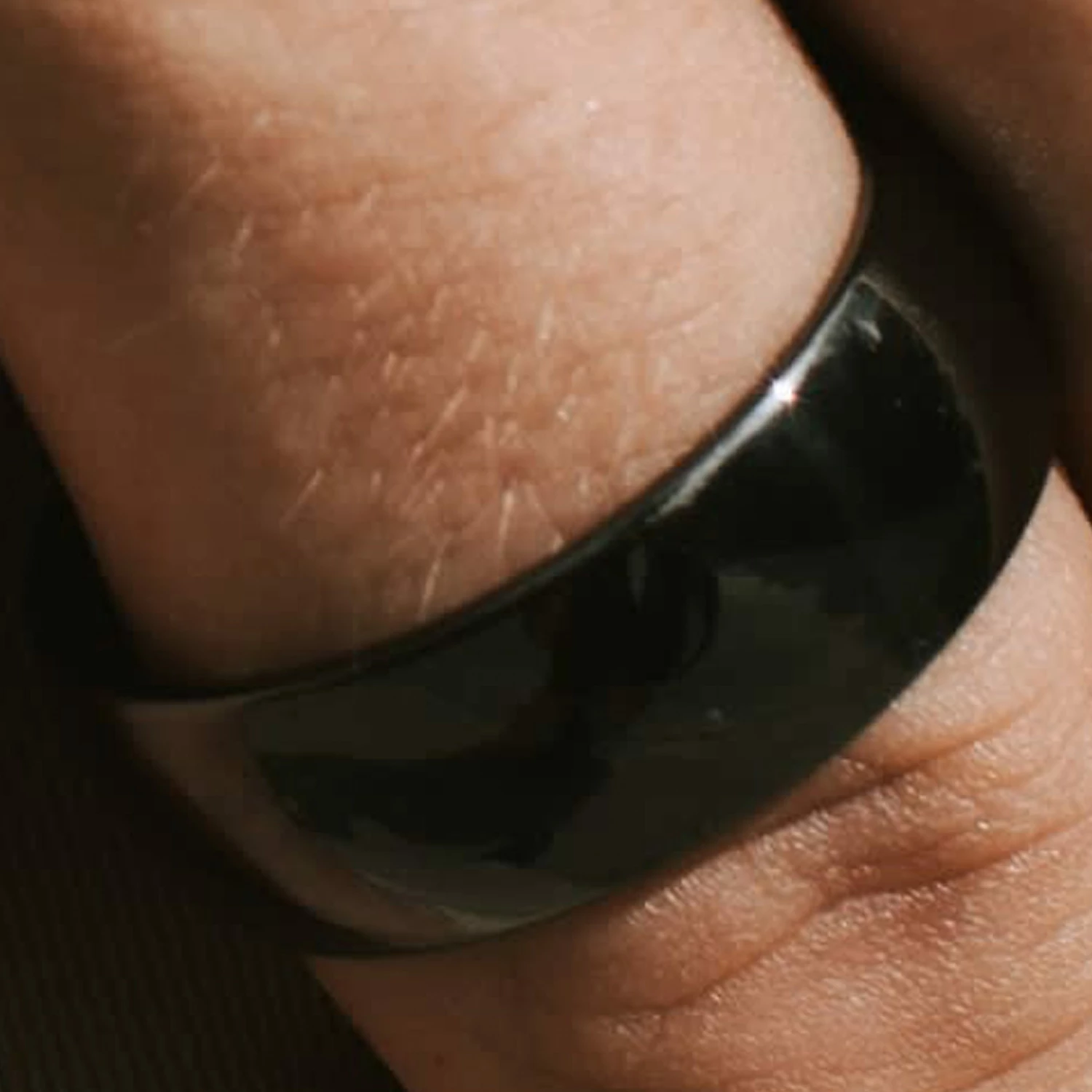 Fort Tempus Anneau noir en céramique 4 Fort Tempus Anneau noir en céramique – Image 4