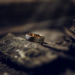 Lucleon Fortis | Bague en acier Damas couleur gris et gunmetal et en titane couleur or rose à double cannelure - 7 mm -BAGUES Soldes 1x1 dsc2015 25991 scaled