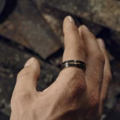 Lucleon Fortis | Bague en acier Damas et titane de couleur or rose à double liseré noir - 7 mm 8 Lucleon Fortis | Bague en acier Damas et titane de couleur or rose à double liseré noir - 7 mm -BAGUES Soldes 1x1 dsc2151 25964 scaled