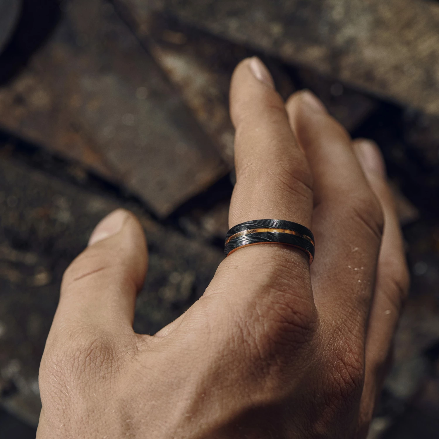 Lucleon Fortis | Bague en acier Damas et titane de couleur or rose à double liseré noir - 7 mm 3 Lucleon Fortis | Bague en acier Damas et titane de couleur or rose à double liseré noir - 7 mm – Image 3