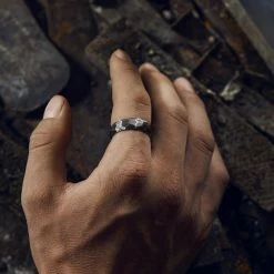 Lucleon Fortis | Anneau à facettes en acier Damas gris gunmetal et titane bleu - 7 mm -BAGUES Soldes 1x1 dsc2166 25901 scaled