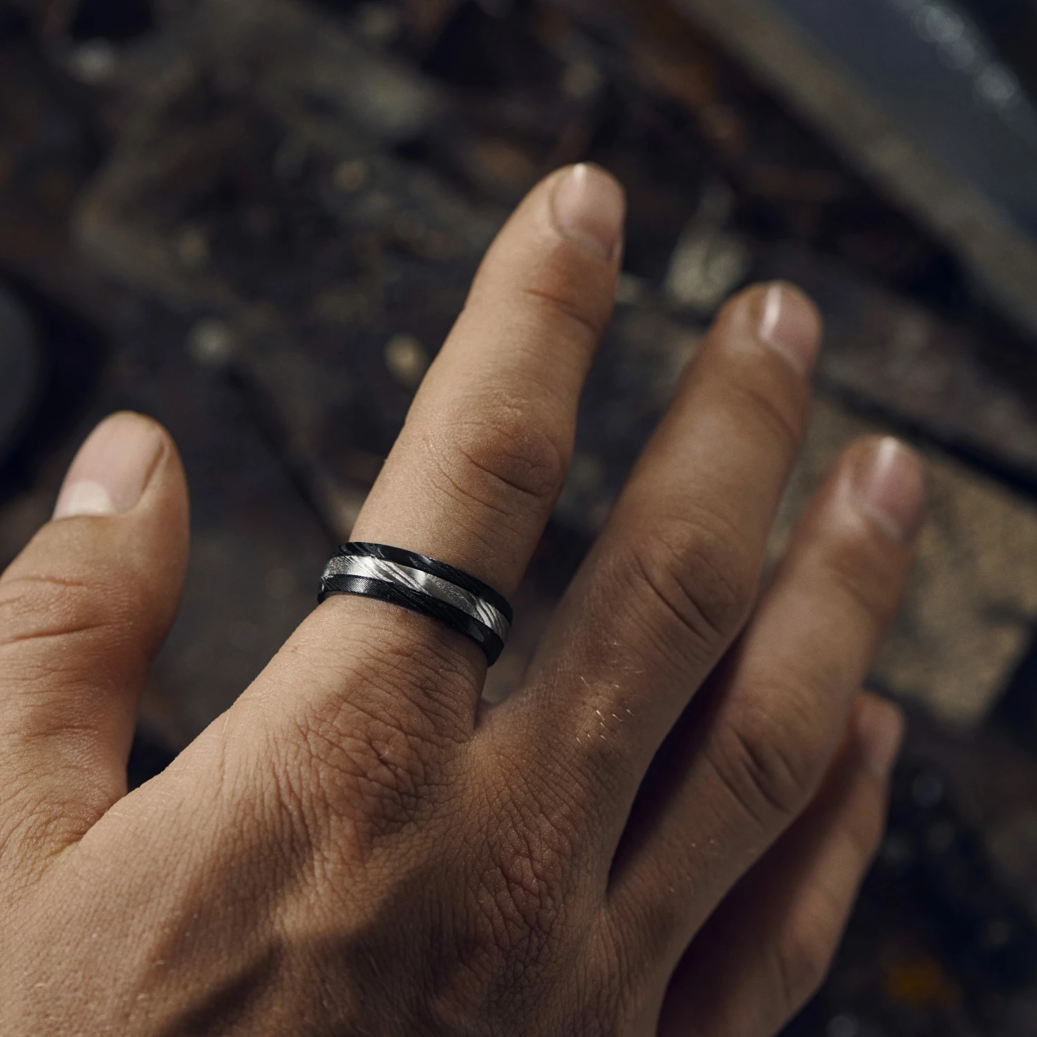 Lucleon Fortis | Bague en acier Damas et titane de couleur argentée à double liseré noir - 7 mm 3 Lucleon Fortis | Bague en acier Damas et titane de couleur argentée à double liseré noir - 7 mm – Image 3