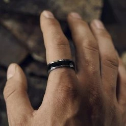 Lucleon Fortis | Bague en acier Damas gris gunmetal et argent avec incrustation en onyx - 7 mm -BAGUES Soldes 1x1 dsc2218 copy 26018 scaled