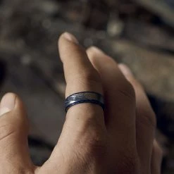 Lucleon Fortis | Bague en acier Damas couleur gris gunmetal et liseré bleu - 7 mm -BAGUES Soldes 1x1 dsc2224 25937 scaled