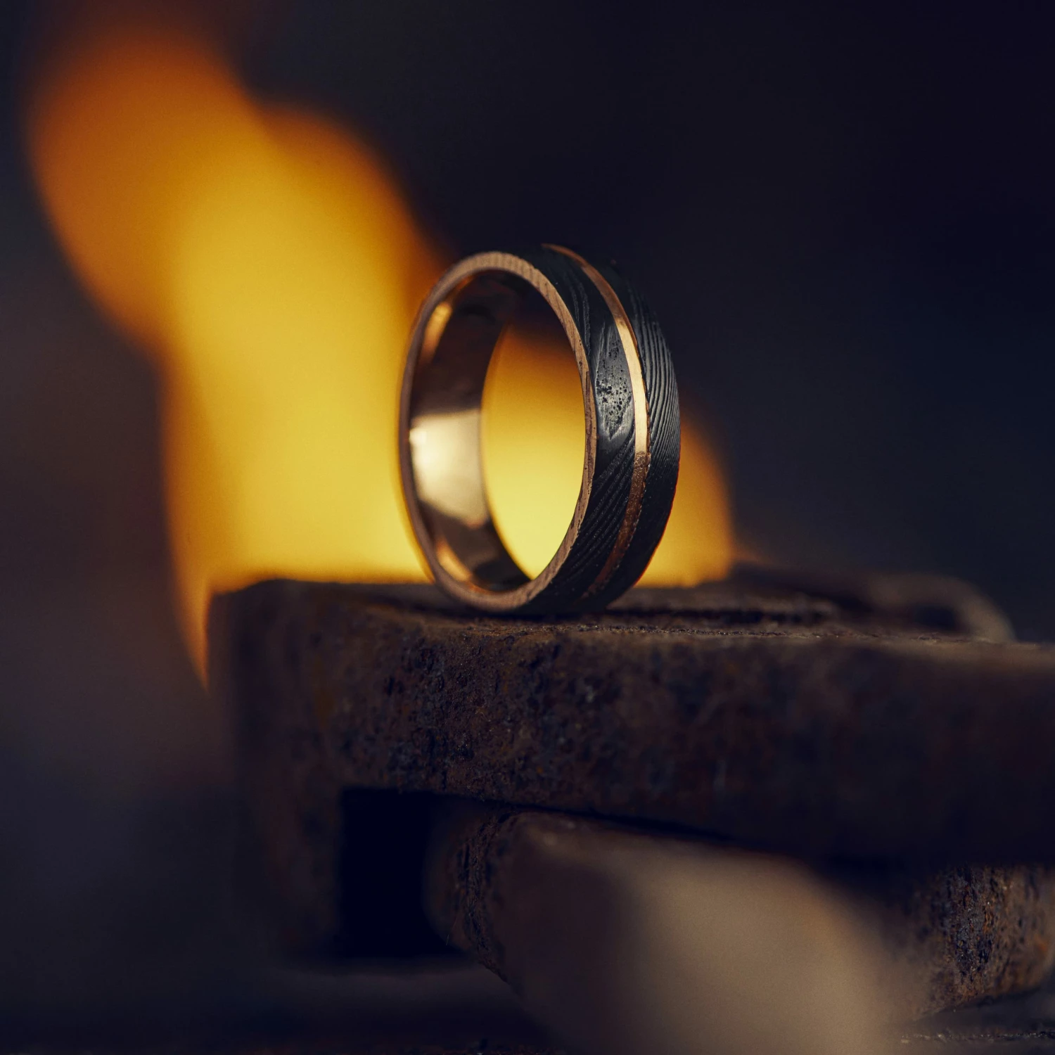 Lucleon Fortis | Bague en acier Damas et titane de couleur or rose à double liseré noir - 7 mm 2 Lucleon Fortis | Bague en acier Damas et titane de couleur or rose à double liseré noir - 7 mm – Image 2