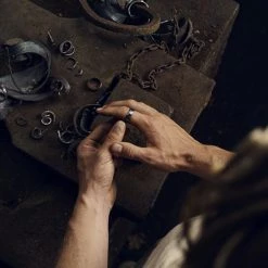 Lucleon Fortis | Anneau à facettes en acier Damas gris gunmetal et titane bleu - 7 mm -BAGUES Soldes 1x1 damascus rings5327 copy 25901 25910 scaled