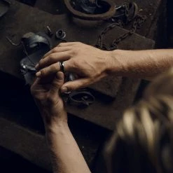 Lucleon Fortis | Bague en acier Damas gris gunmetal et argent avec incrustation en onyx - 7 mm -BAGUES Soldes 1x1 damascus rings5365 copy 26018 scaled