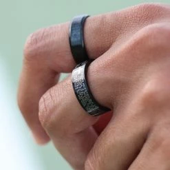 Fort Tempus Anneau en acier noir gravé "La prière" 10 Fort Tempus Anneau en acier noir gravé "La prière" -BAGUES Soldes 4866 ring