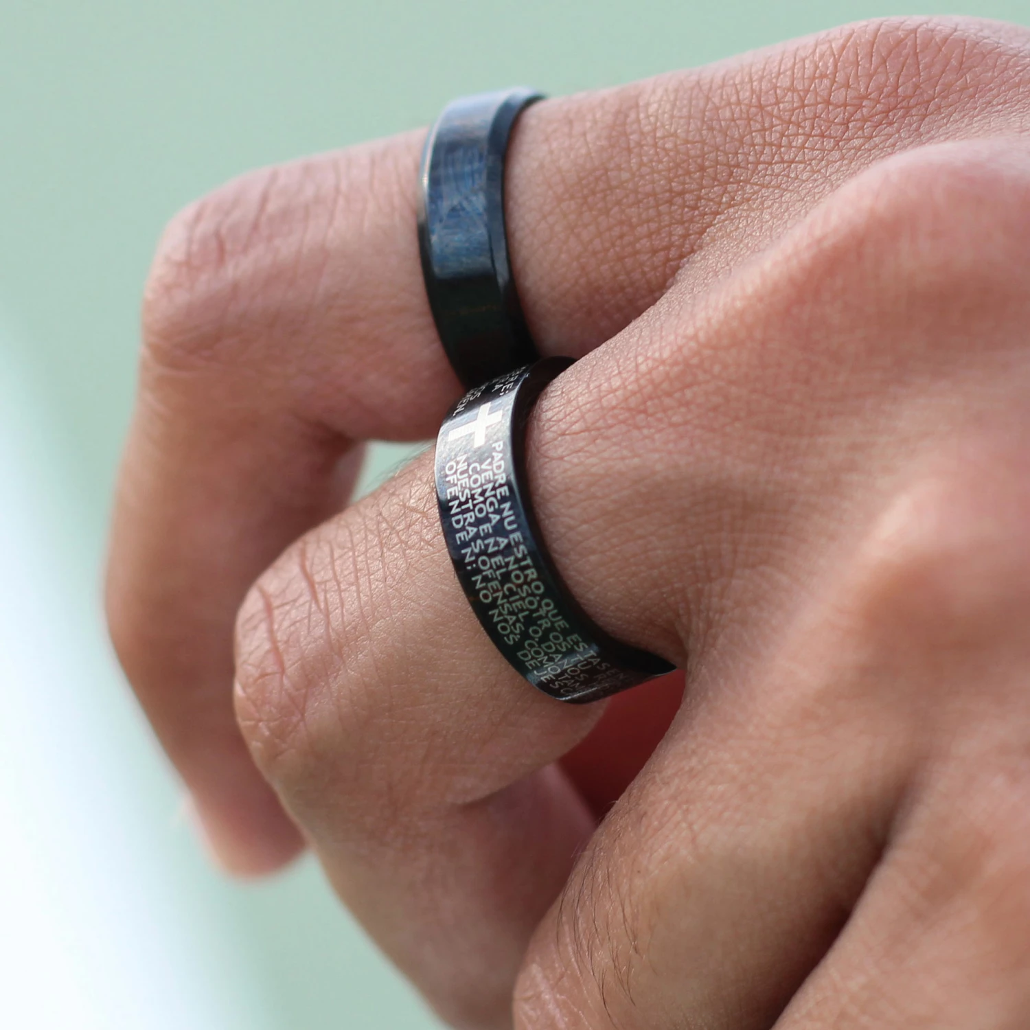 Fort Tempus Anneau en acier noir gravé "La prière" 5 Fort Tempus Anneau en acier noir gravé "La prière" – Image 5