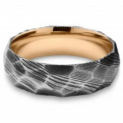 Lucleon Fortis | Anneau à facettes en acier Damas gris gunmetal et titane couleur or rose - 7 mm -BAGUES Soldes 5 2.fde7b732ea2a1558c640b69d199f0872 8 scaled