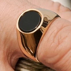 Lucleon Bague dorée avec pierre onyx Law 10 Lucleon Bague dorée avec pierre onyx Law -BAGUES Soldes 6 law gold toned gravel ring cropped