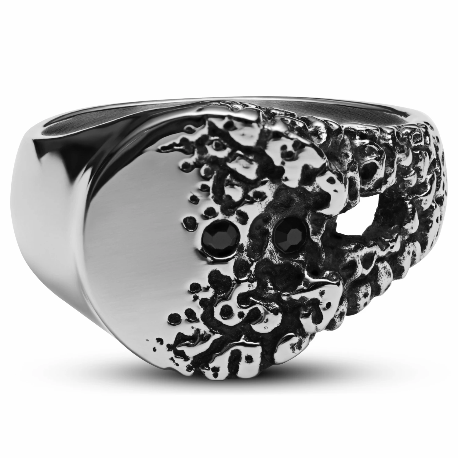 Arkai Orphic | Chevalière en acier inoxydable argenté avec zircone noire et motif volcanique 4 Arkai Orphic | Chevalière en acier inoxydable argenté avec zircone noire et motif volcanique – Image 4