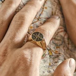 Arkai Atlas | Chevalière L'étoile polaire en acier doré 11 Arkai Atlas | Chevalière L'étoile polaire en acier doré -BAGUES Soldes rel atlas drop35 gold ring tobias stelzner 1x1 4 25850bm scaled