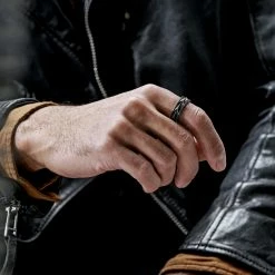 Lucleon Anneau couleur noir vintage et or Pearce Torque -BAGUES Soldes rst drop5 ll pearce indu rings 24775 bjoernvalentine 1x1 39 scaled