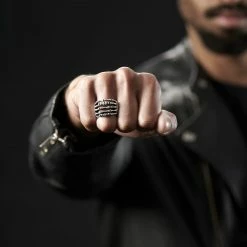 SteelCZ Anneau chevalière en acier détail ossements -BAGUES Soldes rst megashoot ring 4502 1 scaled