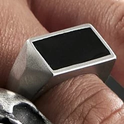 Moody Mason Chevalière en acier à pierre noire Jax -BAGUES Soldes rst tys rock 4bmsq scaled