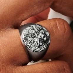 Moody Mason Chevalière argentée Le Lion 11 Moody Mason Chevalière argentée Le Lion -BAGUES Soldes ste mm sandros nathanwilliam 23625 1bm scaled