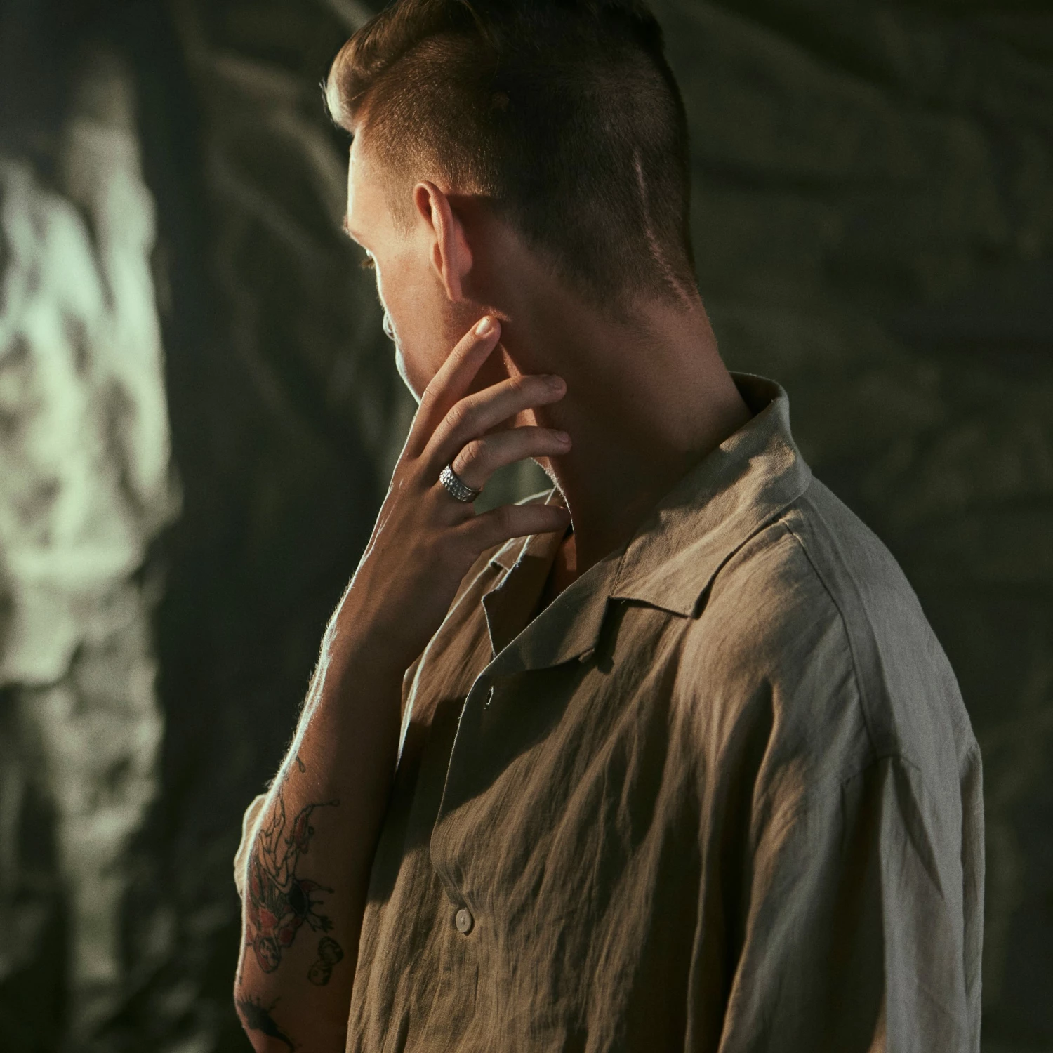 Arkai Orphic | Bague en acier inoxydable argenté martelé et brossé - 9 mm 3 Arkai Orphic | Bague en acier inoxydable argenté martelé et brossé - 9 mm – Image 3