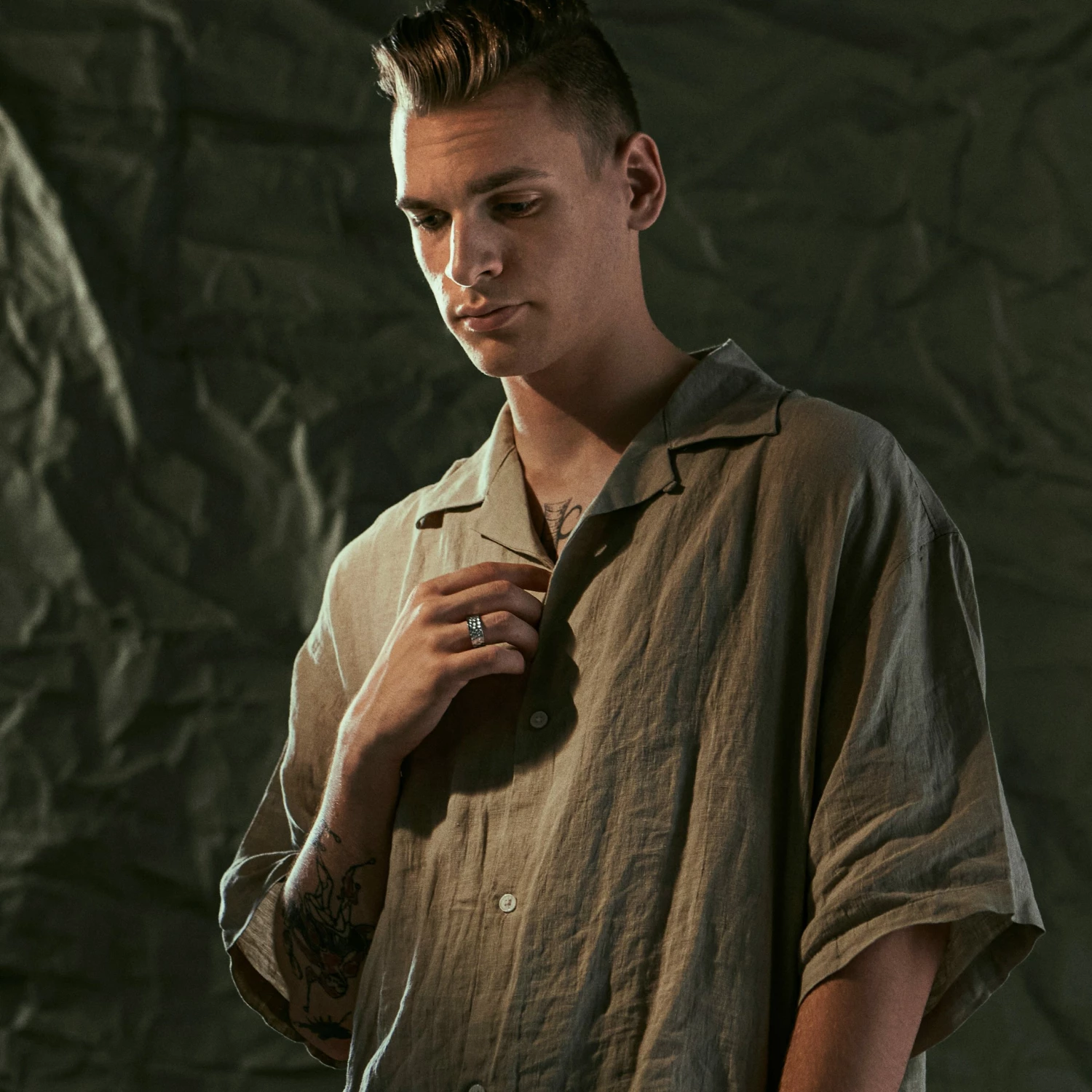 Arkai Orphic | Bague en acier inoxydable argenté martelé et brossé - 9 mm 4 Arkai Orphic | Bague en acier inoxydable argenté martelé et brossé - 9 mm – Image 4