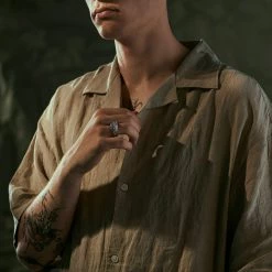 Arkai Orphic | Chevalière en acier inoxydable argenté martelé avec zircone noire -BAGUES Soldes ste orphic drop39 id mike varga 1x1 17.jpg 26196 scaled