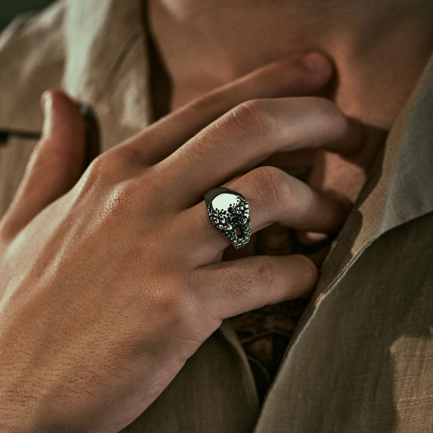 Arkai Orphic | Chevalière en acier inoxydable argenté avec zircone noire et motif volcanique 2 Arkai Orphic | Chevalière en acier inoxydable argenté avec zircone noire et motif volcanique – Image 2