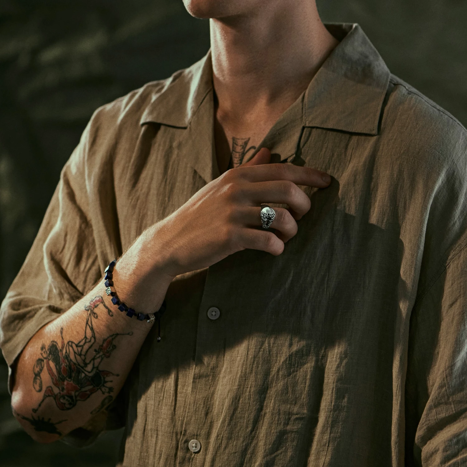 Arkai Orphic | Chevalière en acier inoxydable argenté avec zircone noire et motif volcanique 3 Arkai Orphic | Chevalière en acier inoxydable argenté avec zircone noire et motif volcanique – Image 3