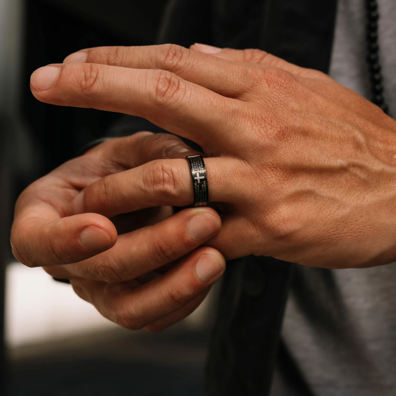 Fort Tempus Anneau en acier noir gravé "La prière" 3 Fort Tempus Anneau en acier noir gravé "La prière" – Image 3